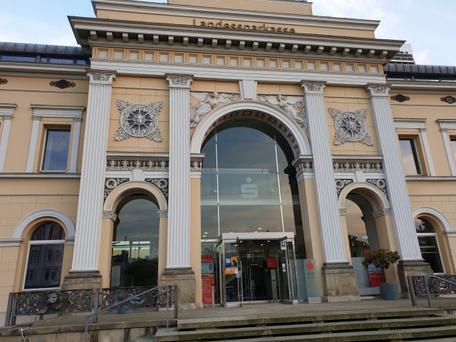 3_Bahnhof Front.jpg